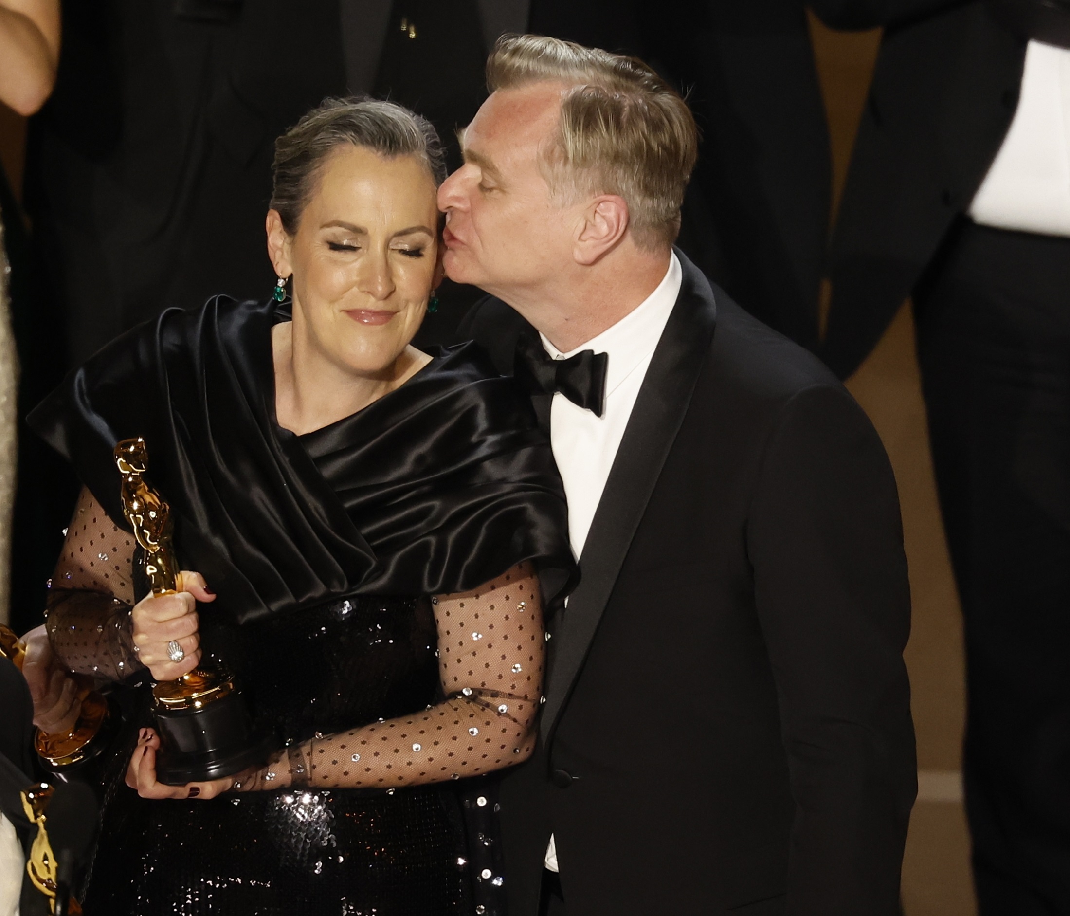 O Christopher Nolan φιλά τη σύζυγό του, Emma Thomas, μετά την απονομή του Όσκαρ Καλύτερης Ταινίας κατά τη διάρκεια της 96ης ετήσιας τελετής απονομής των βραβείων Όσκαρ στο Dolby Theatre στο Χόλιγουντ, 10 Μαρτίου 2024.
