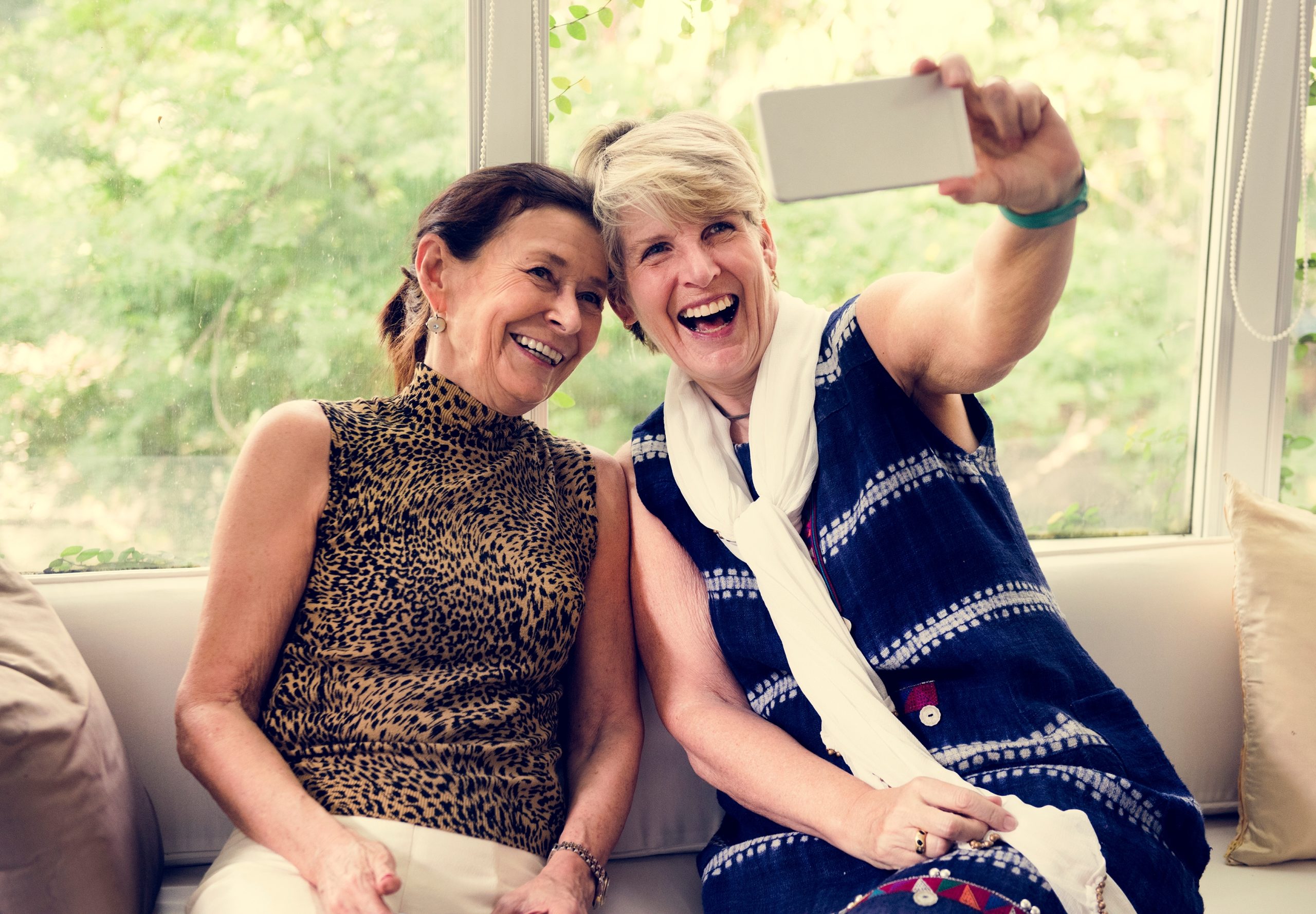 δύο φίλες περνούν χρόνο μαζί και βγάζουν σέλφι