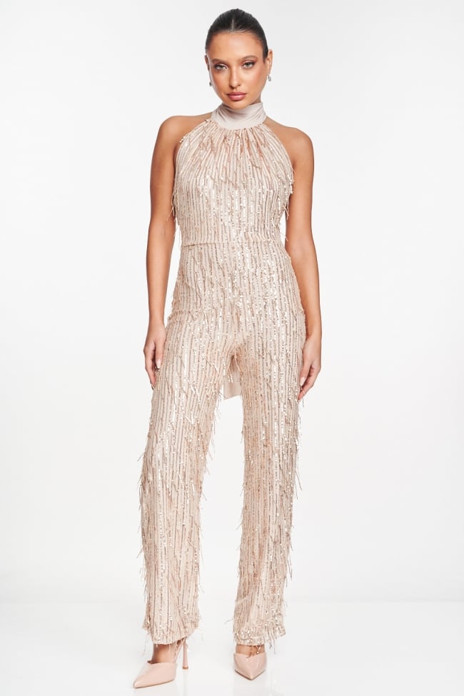 μοντέλο με ολόσωμη φόρμα