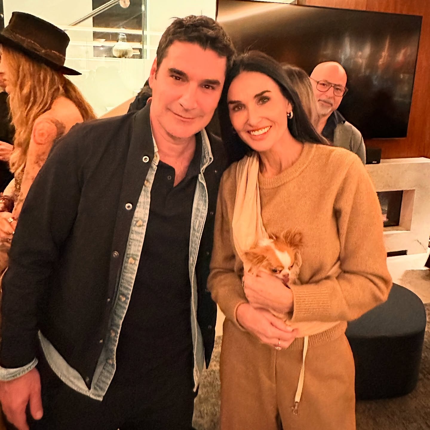 Ο Χριστόφορος Παπακαλιάτης ποζάρει με την Demi Moore