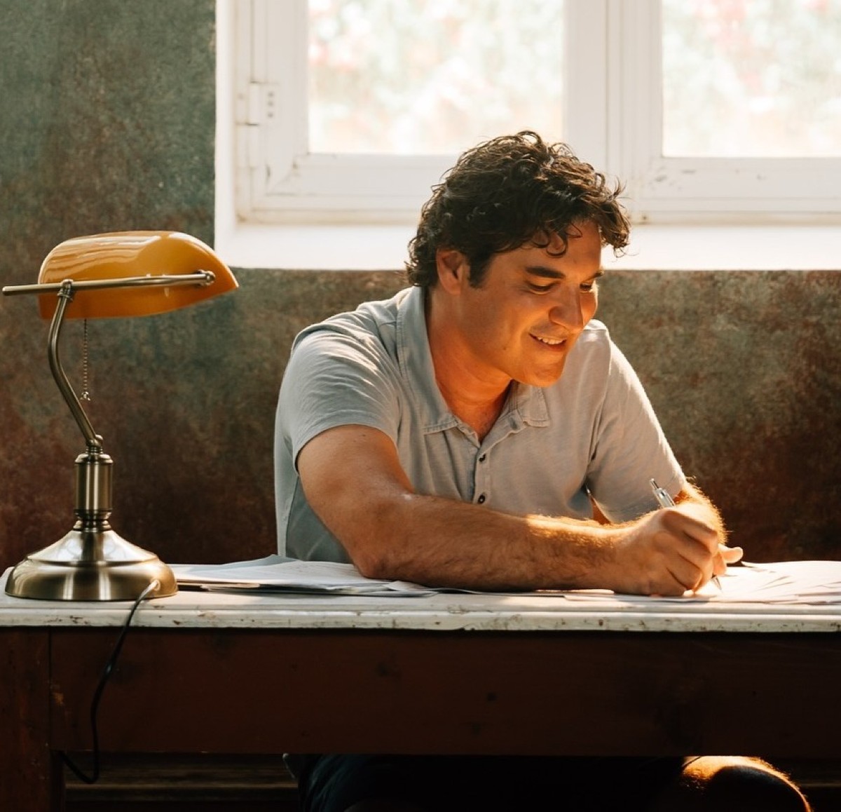 Ο Χριστόφορος Παπακαλιάτης στα γυρίσματα του Maestro