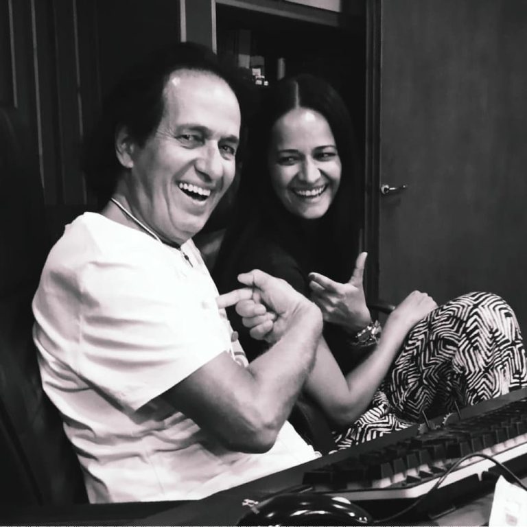 Ο τραγουδιστής Πασχάλης με την κόρη του Ζήνα Αρβανιτίδη