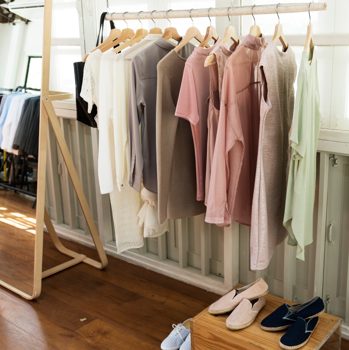 Ρούχα οργανωμένα σε κρεμάστρες