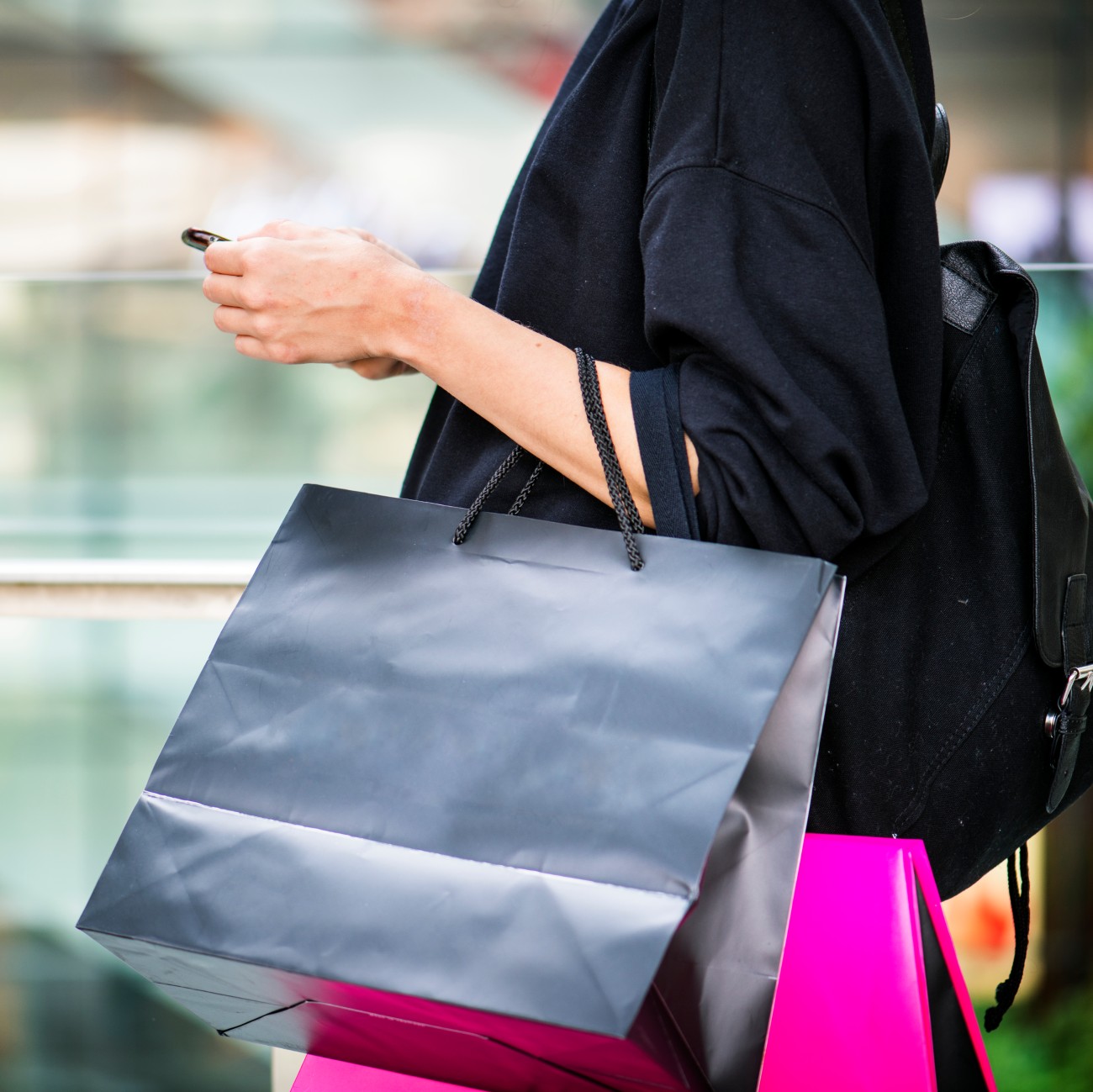 Γυναίκα με τσάντες από ψώνια