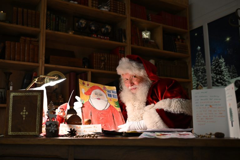 Άντρας ντυμένος Άγιος Βασίλης διαβάζει και απαντά στα γράμματα των παιδιών, σε ταχυδρομείο της Λιμπούρν, κοντά στο Μπορντό, στς 21 Νοεμβρίου 2024