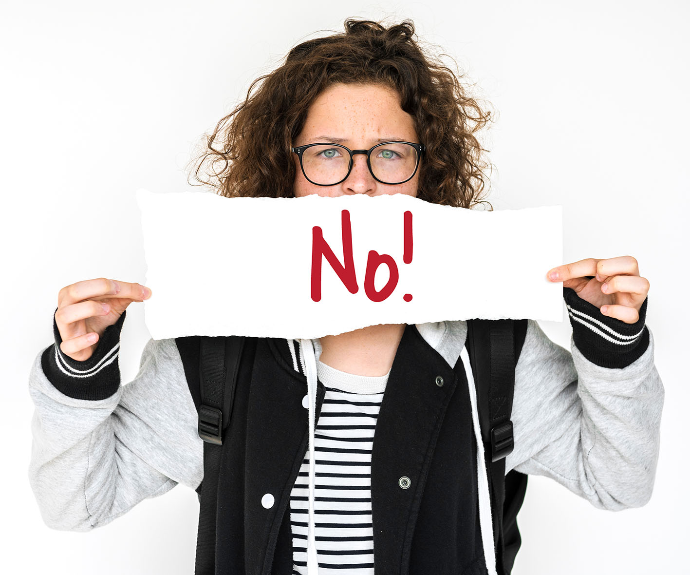 Γυναίκα κρατά χαρτί με τη λέξη Οχι