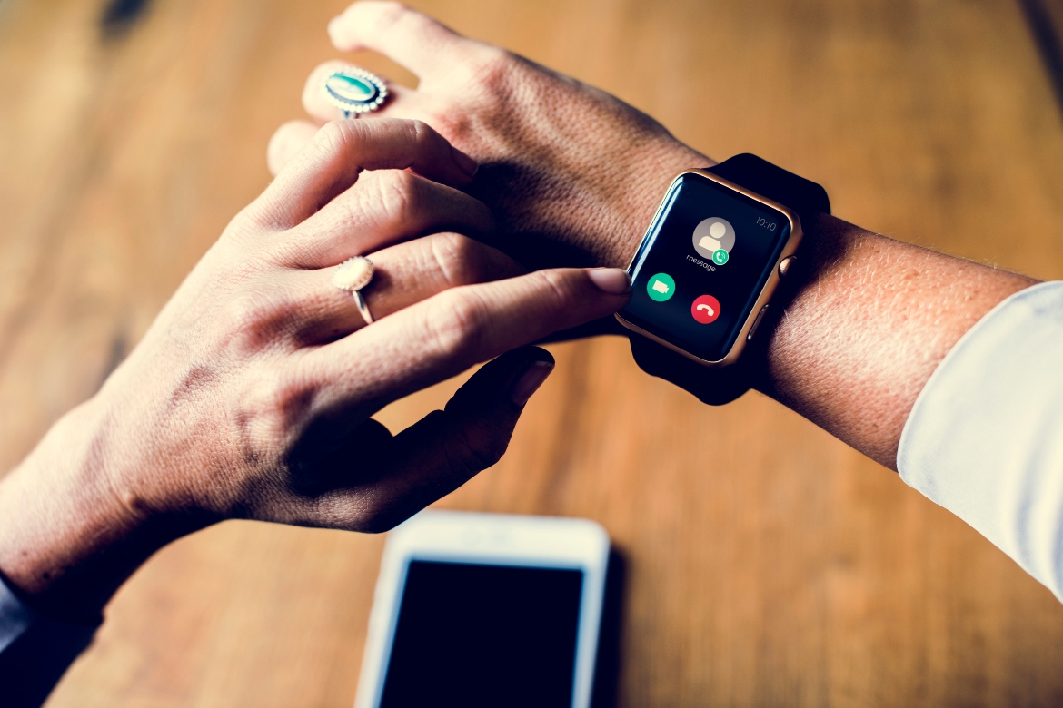 Γυναικεία χέρια απαντούν σε κλήση σε έξυπνο ρολόι