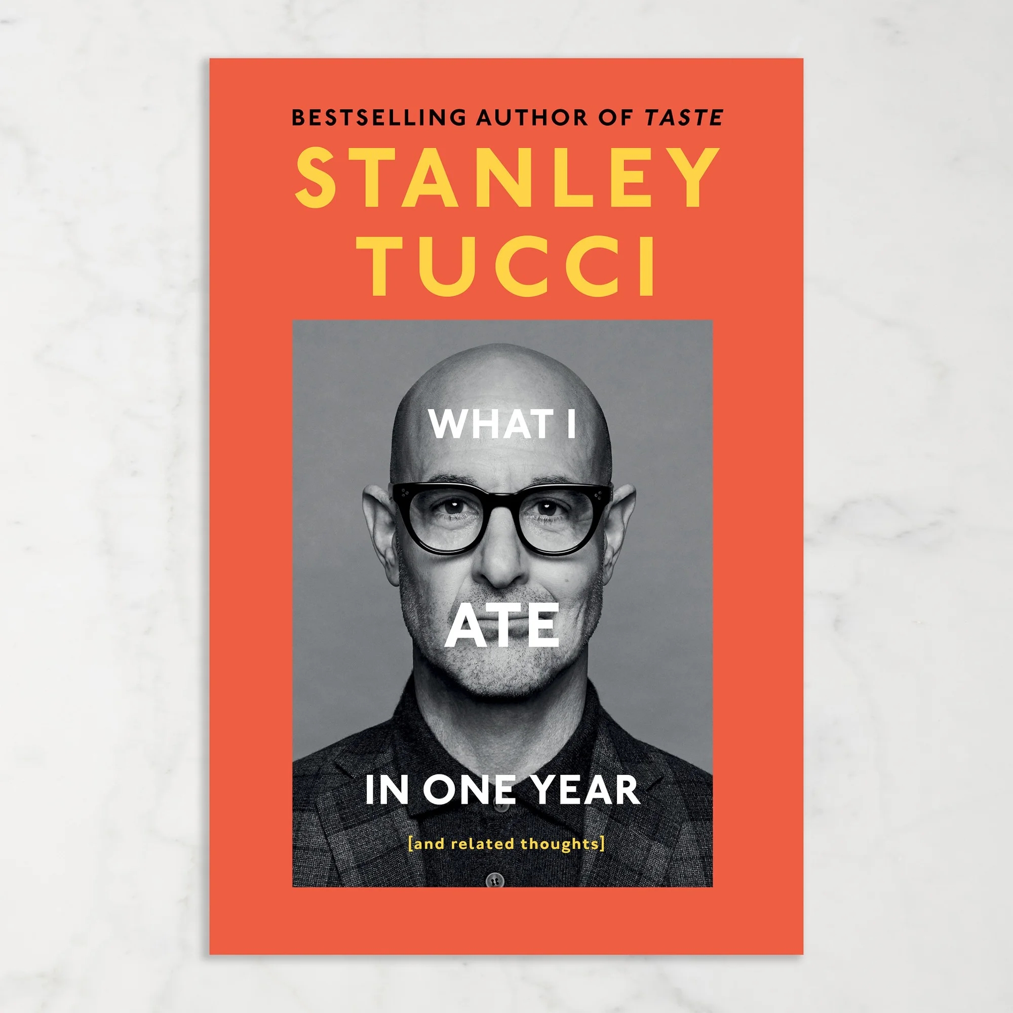Το εξώφυλλο του βιβλίου του Stanley Tucci What I Ate in One Year - Τι έφαγα μέσα σε έναν χρόνο