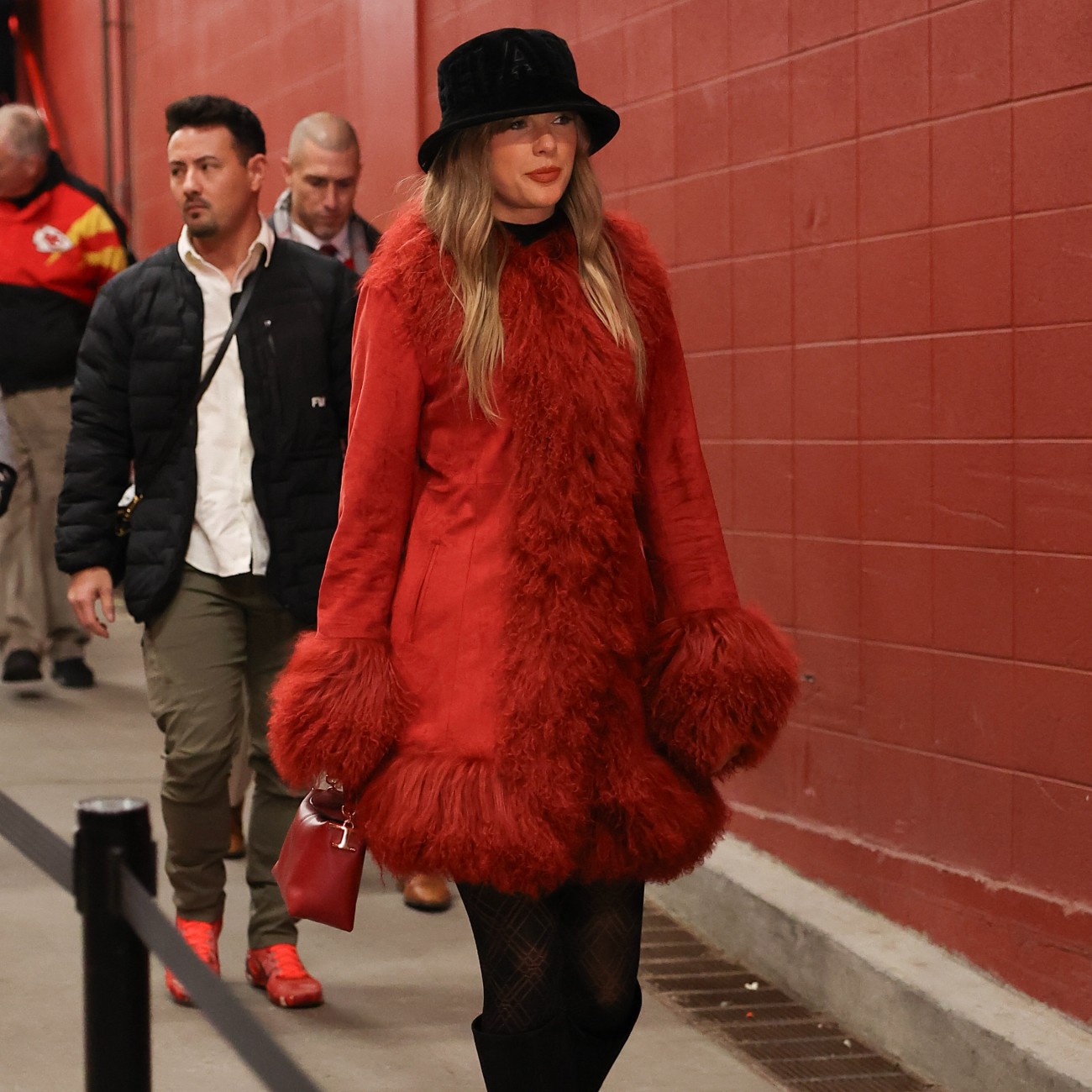 Η Taylor Swift με κόκκινο πανωφόρι