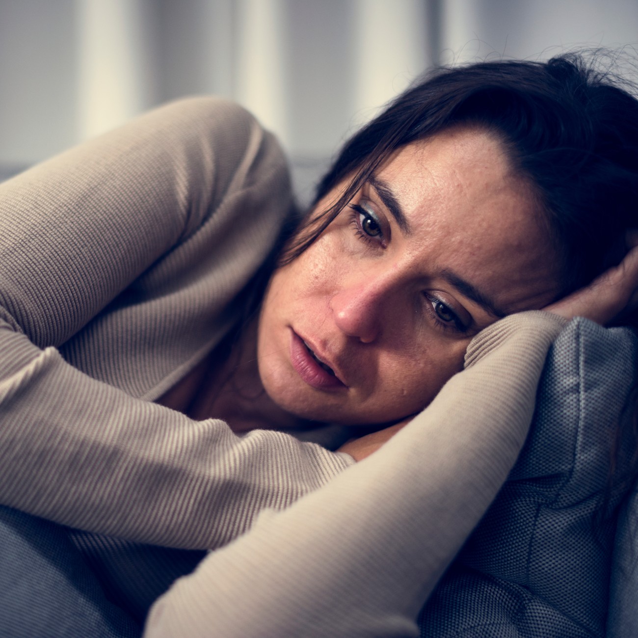 Γυναίκα θλιμμένη σε καναπέ