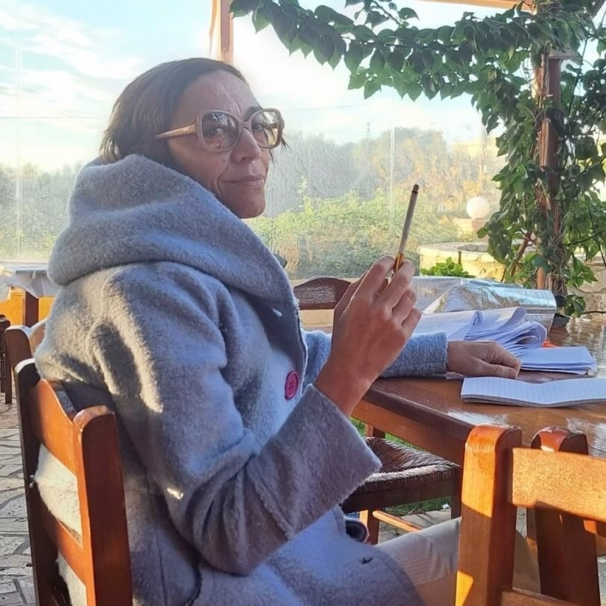 Η Έλενα Τοπαλίδου με παλτό