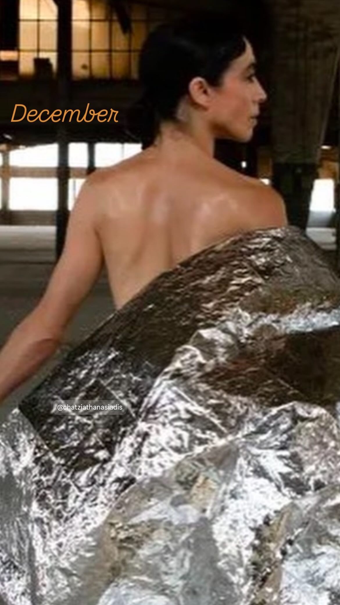 Η Έλενα Τοπαλίδου πόζαρε topless στον φακό