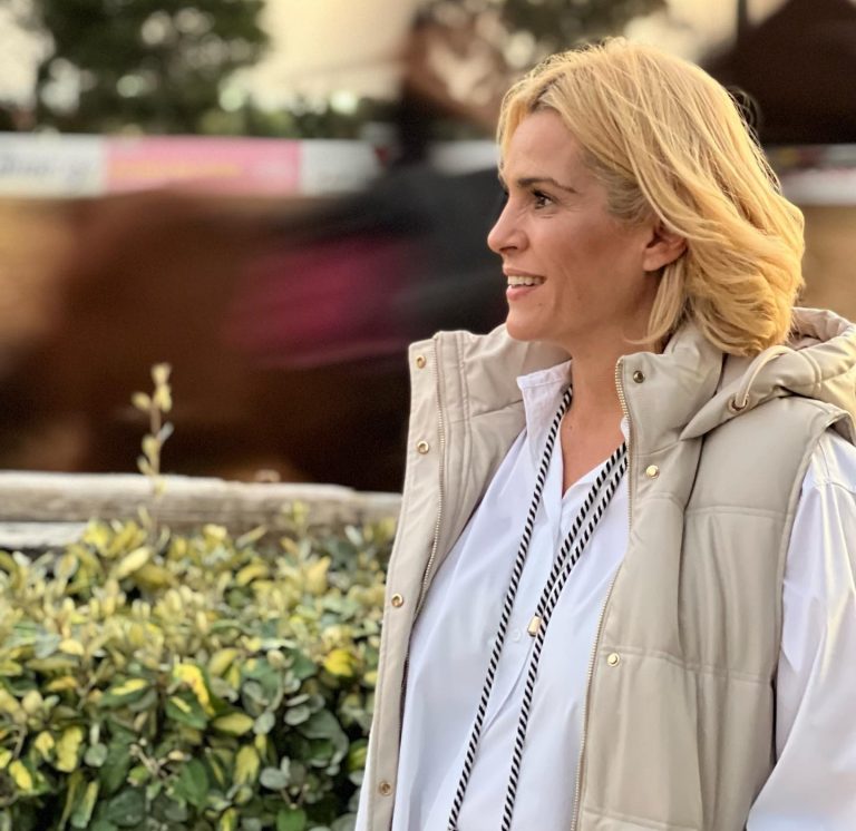 H Τζένη Μπότση με μπεζ outfit