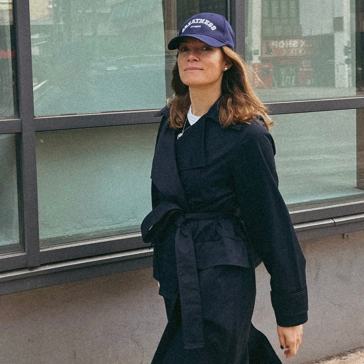 Η Βίκυ Καγιά με καμπαρντίνα και καπέλο