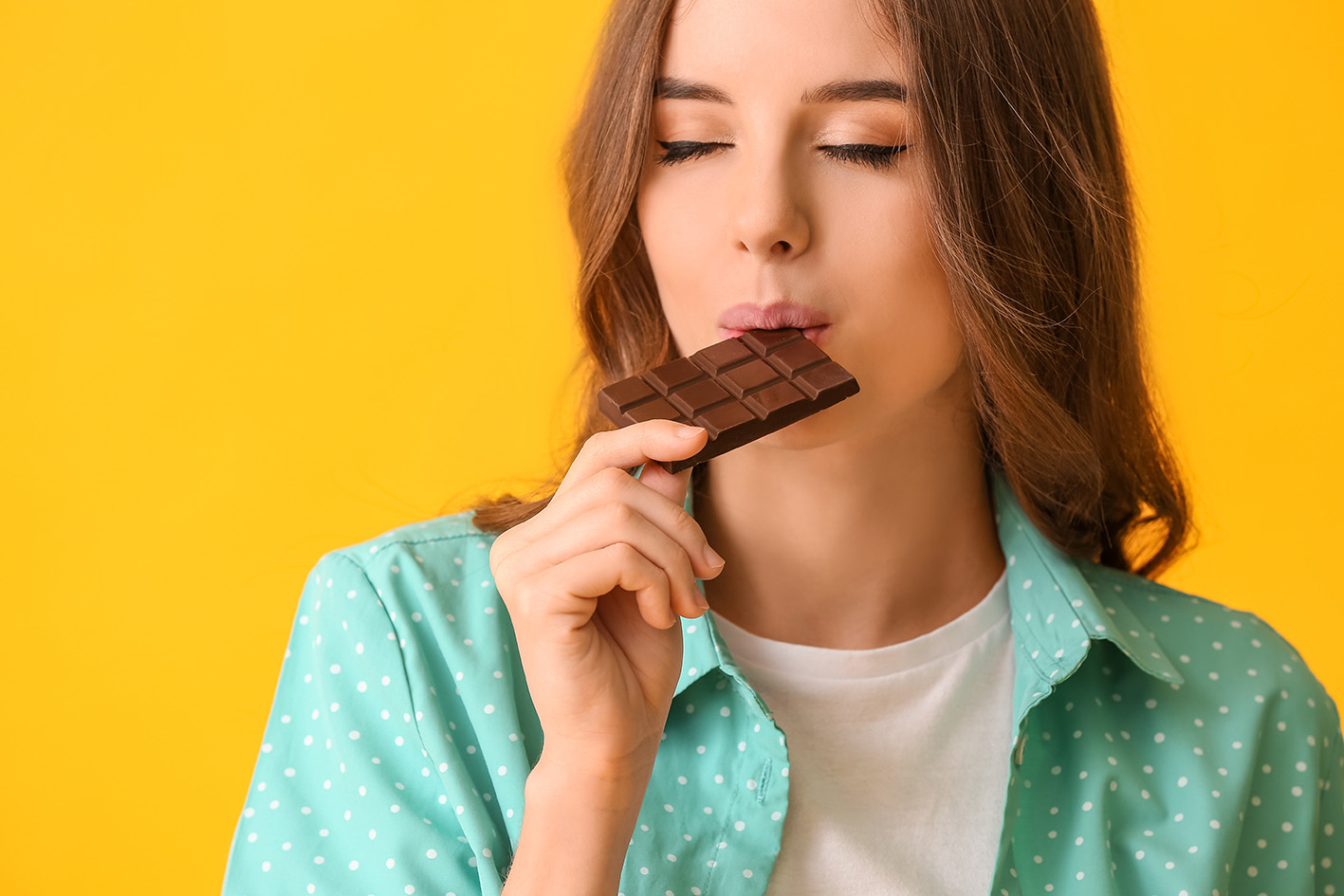 Γυναίκα δαγκώνει σοκολάτα