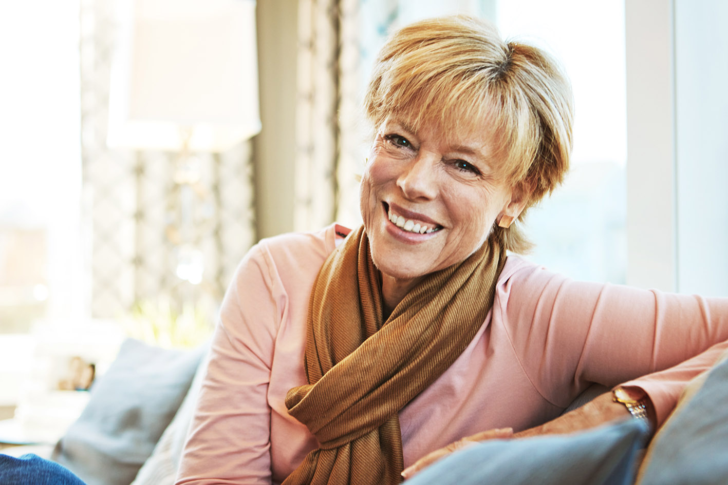 Xαρούμενη γυναίκα μεσήλικας με κοντά μαλλιά