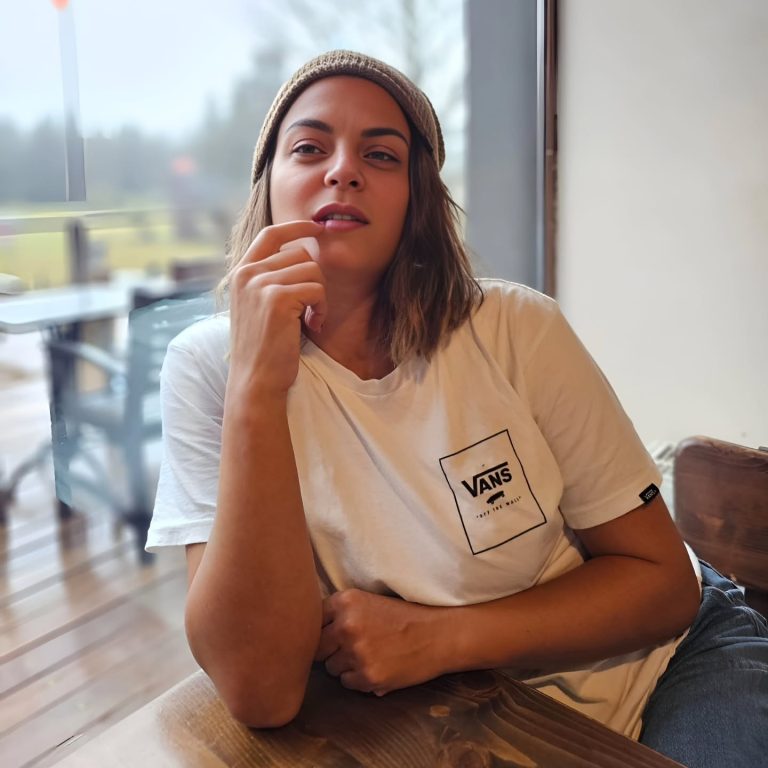 Η Χριστίνα Βραχάλη με σκουφάκι