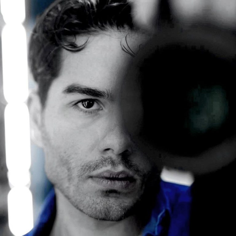 Ο Χρήστος Μάστορας με φακό φωτογραφικής μηχανής