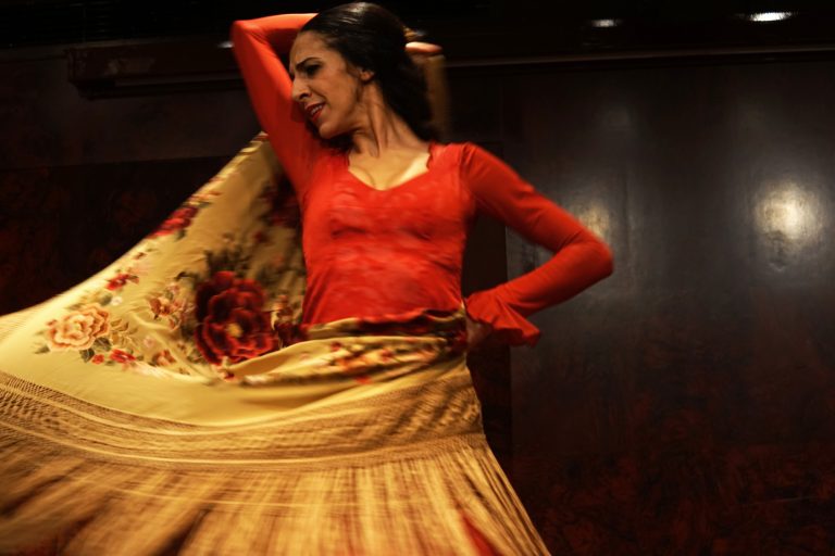 Η Yota Barón μαγεύει το κοινό της χορεύοντας