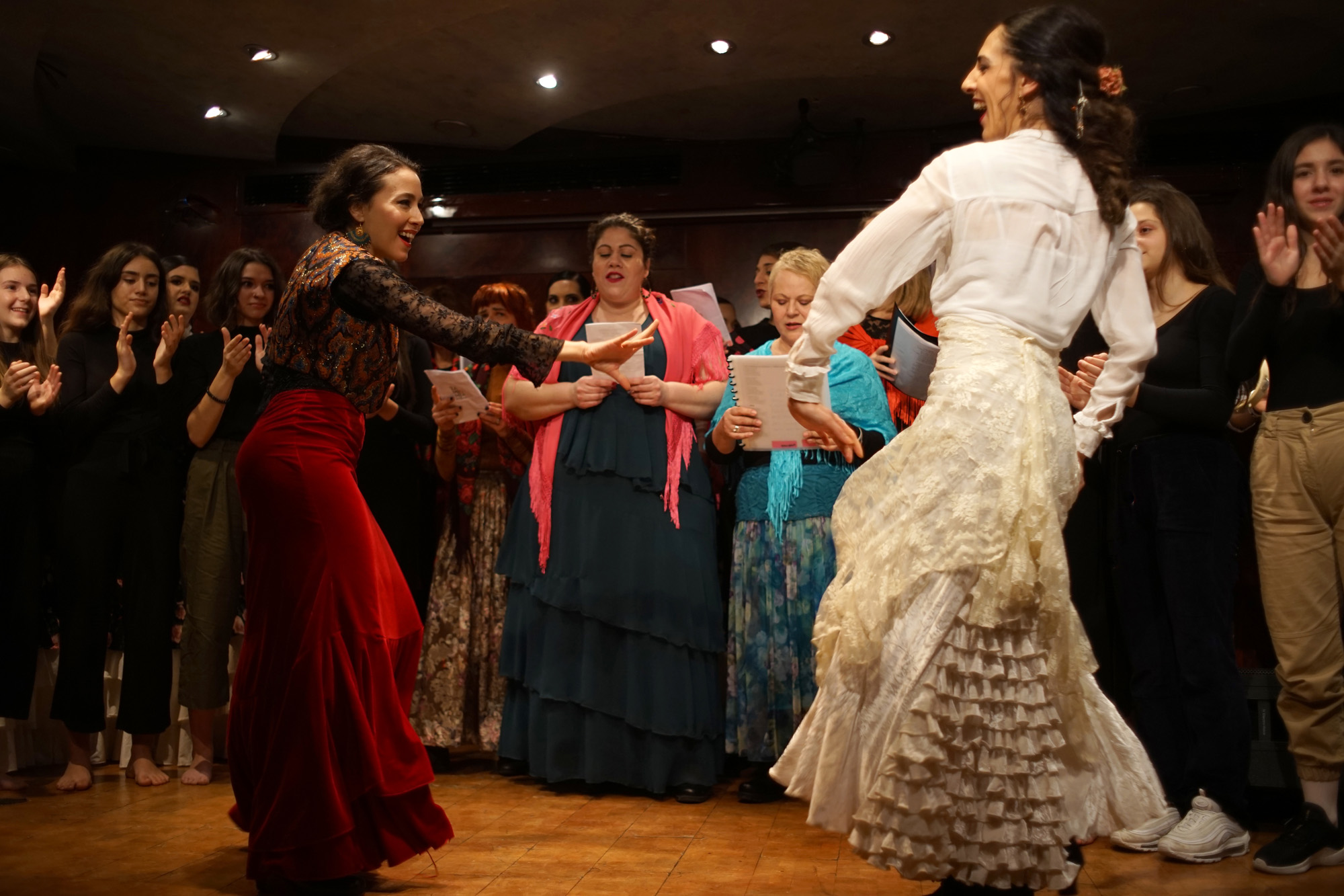 Yota Barón χορεύουν σε σπανιόλικους ρυθμούς