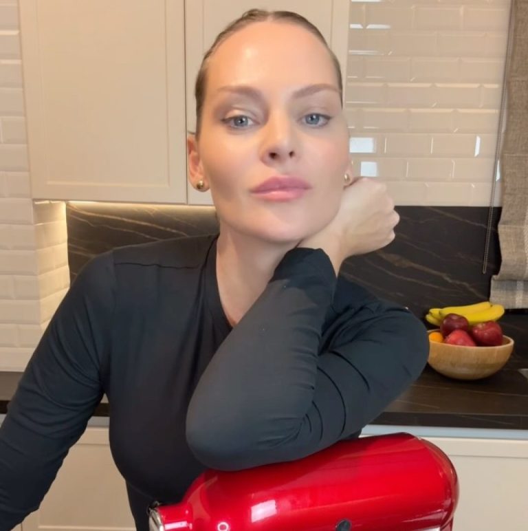 Η Υβόννη Μπόσνιακ στην κουζίνα του σπιτιού της