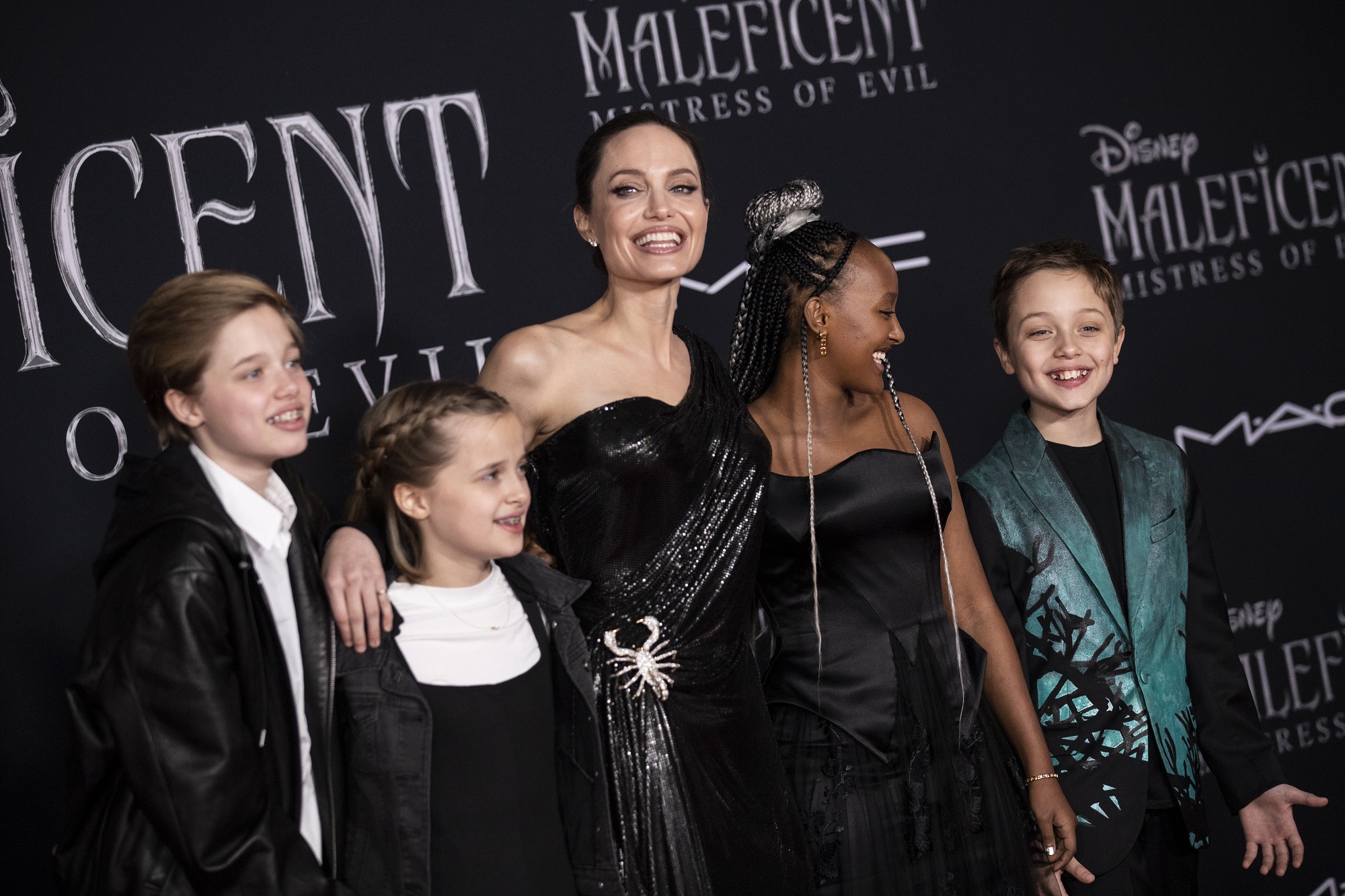 H Angelina Jolie ποζάρει με τα τέσσερα από τα έξι παιδιά της στο κόκκινο χαλί πριν από την πρεμιέρα της ταινίας "Maleficent Mistress of Evil" στο El Capitan Theater στο Λος Άντζελες, στις 30 Σεπτεμβρίου 2019.