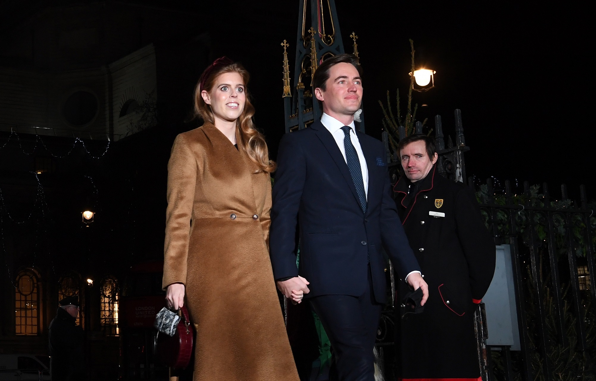 Η πριγκίπισσα Βεατρίκη και ο σύζυγός της Edoardo Mapelli Mozzi στη χριστουγεννιάτικη συναυλία "Together at Christmas" στο Αββαείο του Ουέστμινστερ, στις 8 Δεκεμβρίου 2021