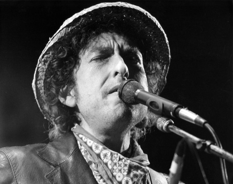 Ο Bob Dylan εμφανίζεται σε υπαίθρια συναυλία στο Ολυμπιακό Στάδιο του Μονάχου, Γερμανία, στις 3 Ιουνίου 1984