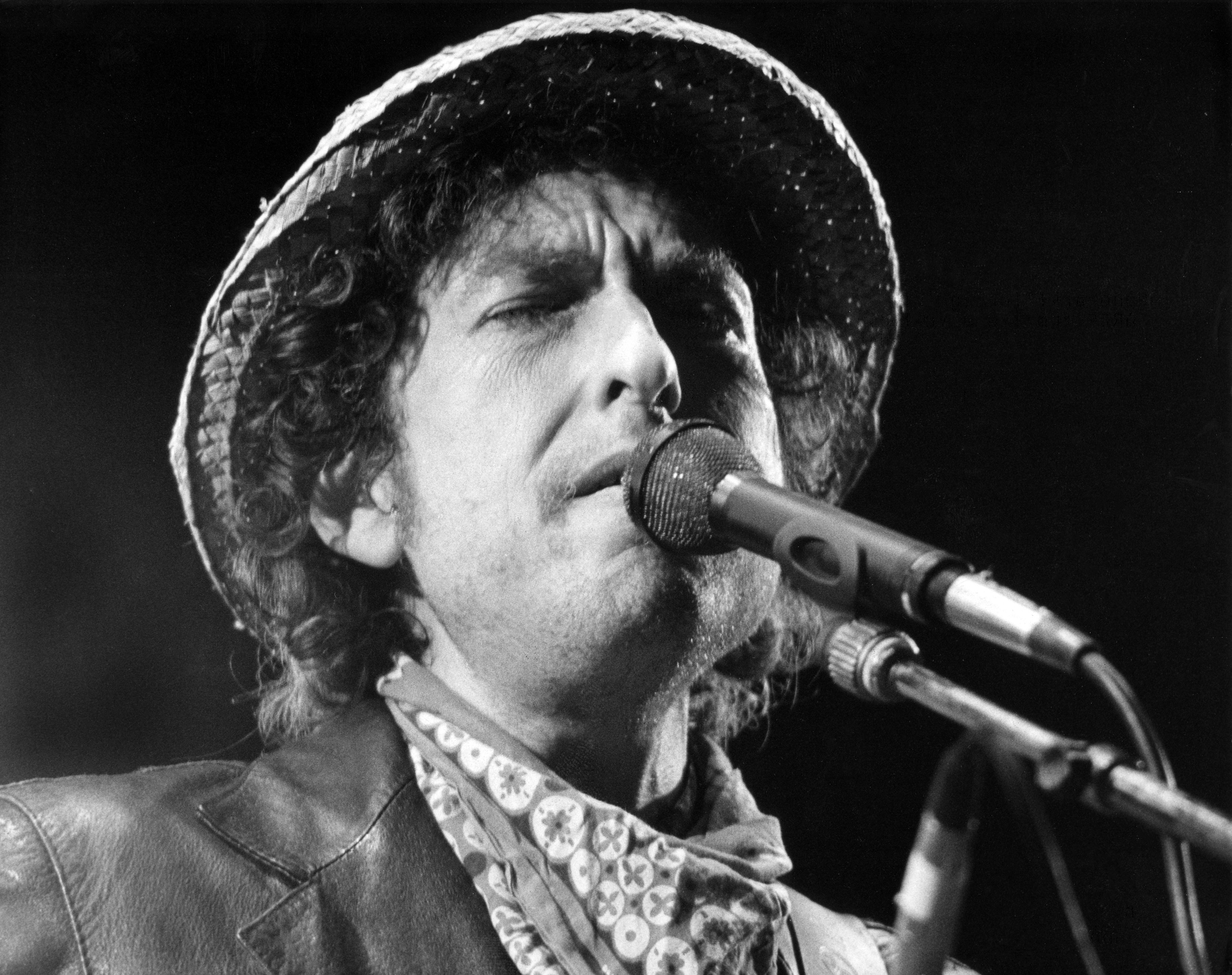 Ο Bob Dylan εμφανίζεται σε υπαίθρια συναυλία στο Ολυμπιακό Στάδιο του Μονάχου, Γερμανία, στις 3 Ιουνίου 1984