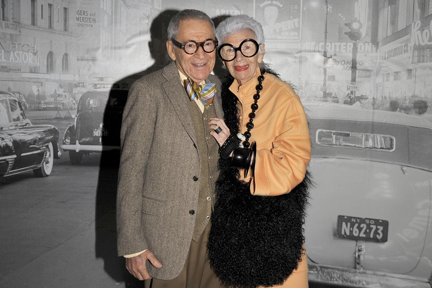 H Iris Apfel με τον σύζυγό της Carl Apfel σε εκδήλωση τον Απρίλιο του 2010 στη Νέα Υόρκη. Το ζευγάρι παντρεύτηκε το1948 και ίδρυσαν την εταιρεία εσωτερικής διακόσμησης και υφασμάτων Old World Weavers το 1950.