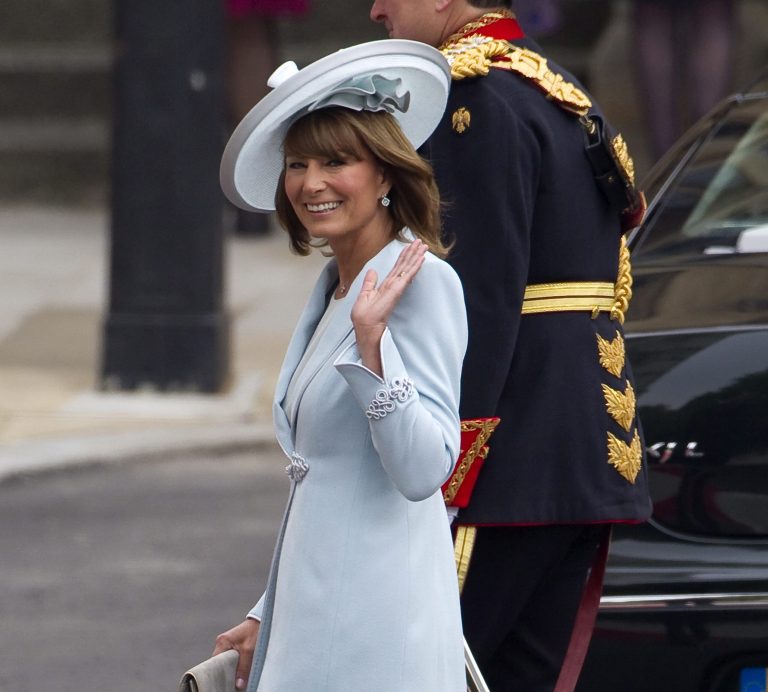 H Carole Middleton φθάνει στο Αββαείο του Ουέστμινστερ για τον γάμο της κόρης της, Kate Middleton, με τον πρίγκιπα William στις 29 Απριλίου 2011.