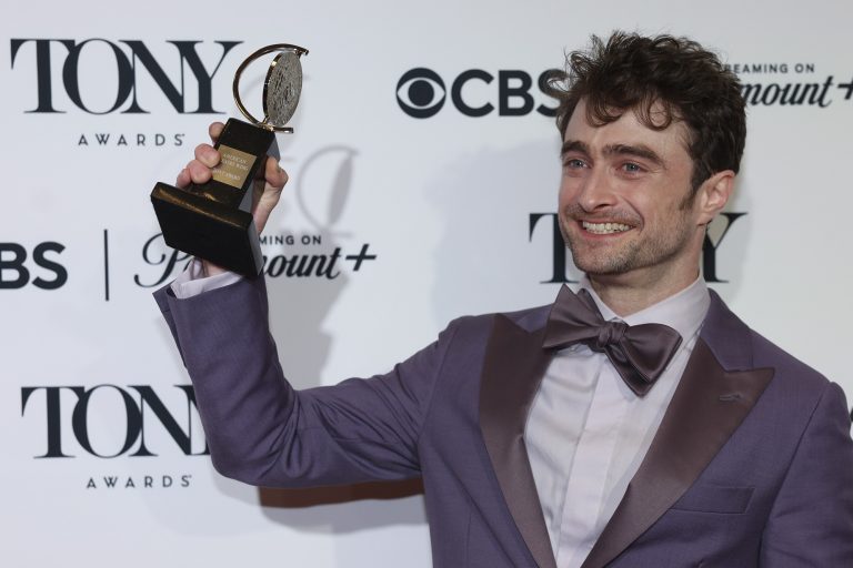 O Daniel Radcliffe ποζάρει στην αίθουσα Τύπου στα 77α Tony Awards στο Lincoln Center's David H. Koch Theater στη Νέα Υόρκη, στις 16 Ιουνίου 2024