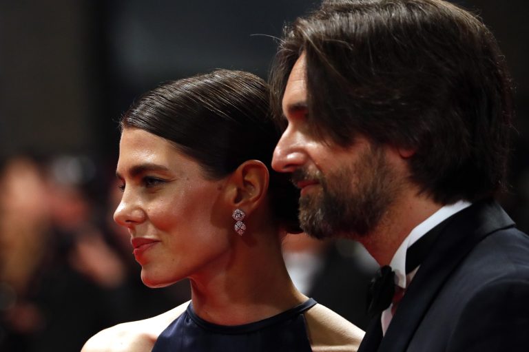 Η Charlotte Casiraghi και ο Dimitri Rassam παρακολουθούν την προβολή της ταινίας "Brother and Sister (Frere et Soeur)" κατά τη διάρκεια του 75ου ετήσιου Φεστιβάλ Κινηματογράφου των Καννών, στις 20 Μαΐου 2022.