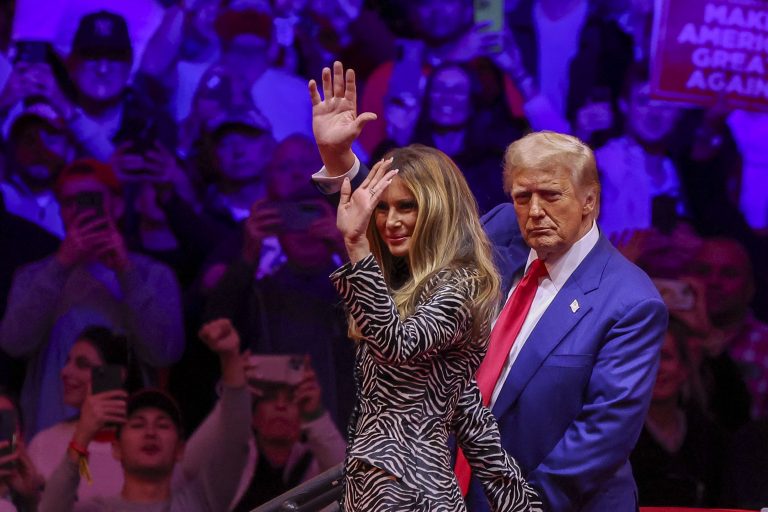 O Donald και η Melania Trump κατά τη διάρκεια συγκέντρωσης στο Madison Square Garden στη Νέα Υόρκη, 27 Οκτωβρίου 2024.