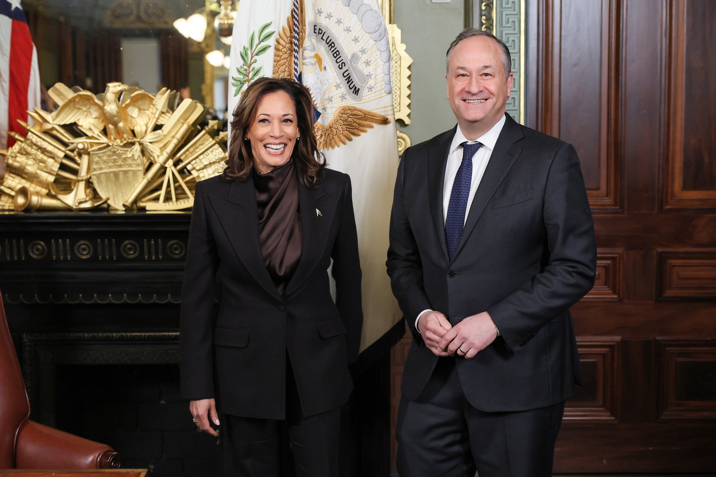 Η τέως αντιπρόεδρος των ΗΠΑ Kamala Harris και ο σύζυγός της, Doug Emhoff παρευρίσκονται σε μια τελετή υπογραφής στο κτίριο του Εκτελεστικού Γραφείου Αϊζενχάουερ στην Ουάσιγκτον, στις 16 Ιανουαρίου 2025.