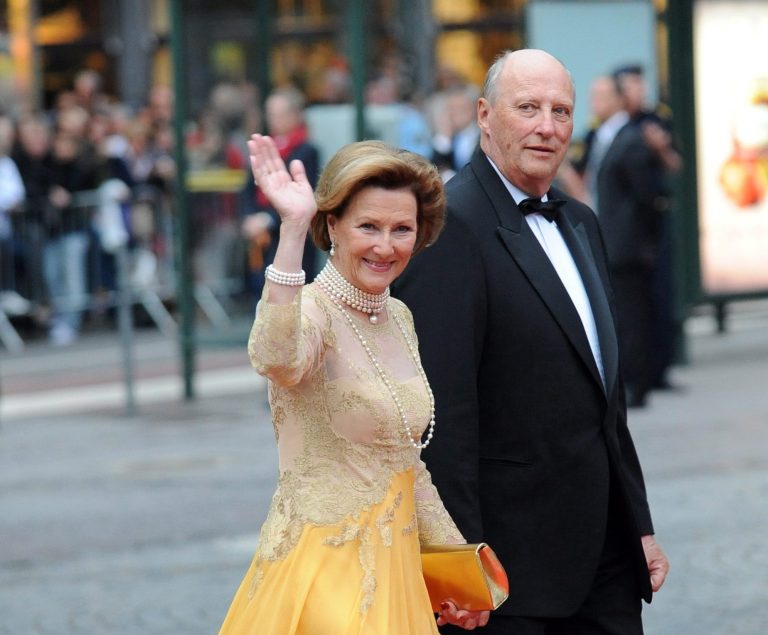 Η βασίλισσα Sonja και ο βασιλιάς Harald της Νορβηγίας φθάνουν στην εορταστική παράσταση του Riksdag (σουηδικό κοινοβούλιο) στο Μέγαρο Μουσικής της Στοκχόλμης, στις 18 Ιουνίου 2010.