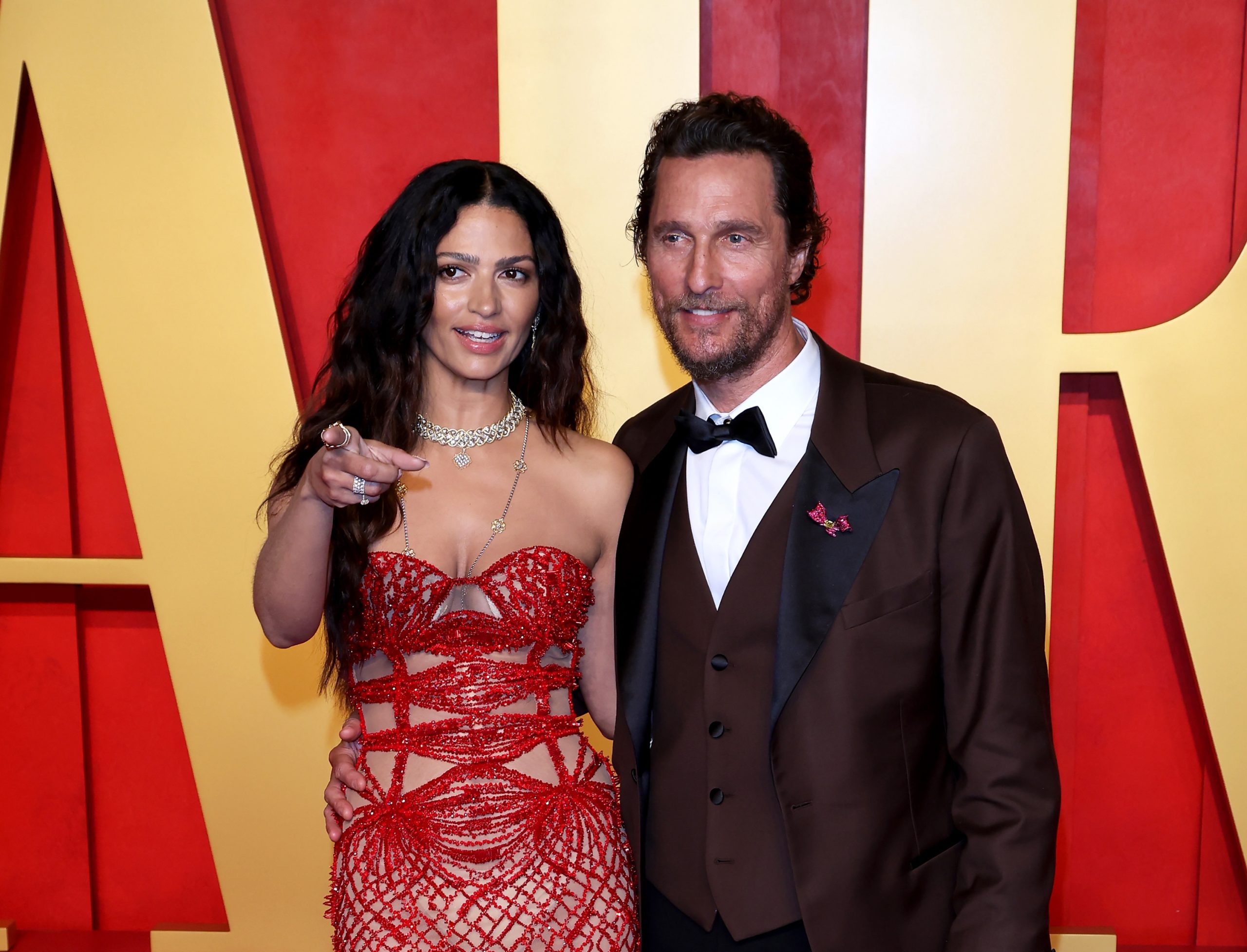 H Camila Alves και o Matthew McConaughey φθάνουν στο πάρτι των Όσκαρ του Vanity Fair μετά την 96η τελετή απονομής, στο Wallis Annenberg Center for the Performing Arts στο Μπέβερλι Χιλς, 10 Μαρτίου 2024