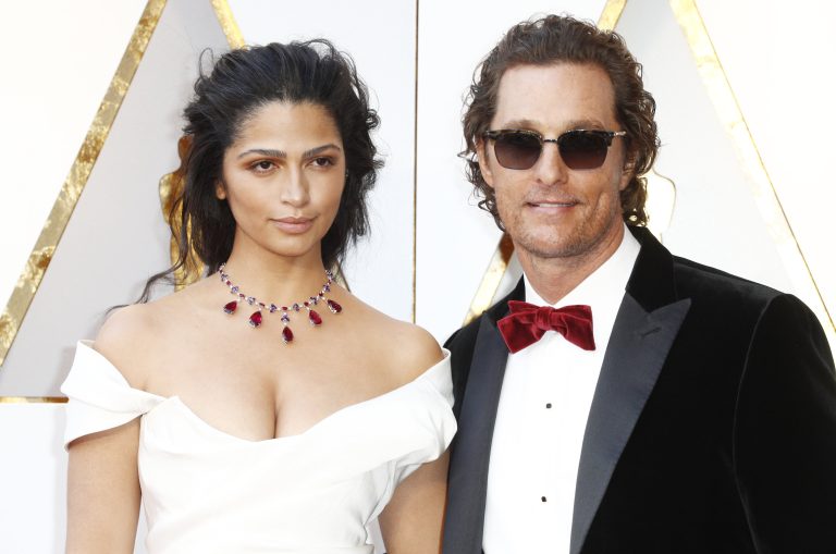 Η Camilla Alves και ο Matthew McConaughey στα 90ά Όσκαρ στο Dolby Theatre, 4 Μαρτίου 2018
