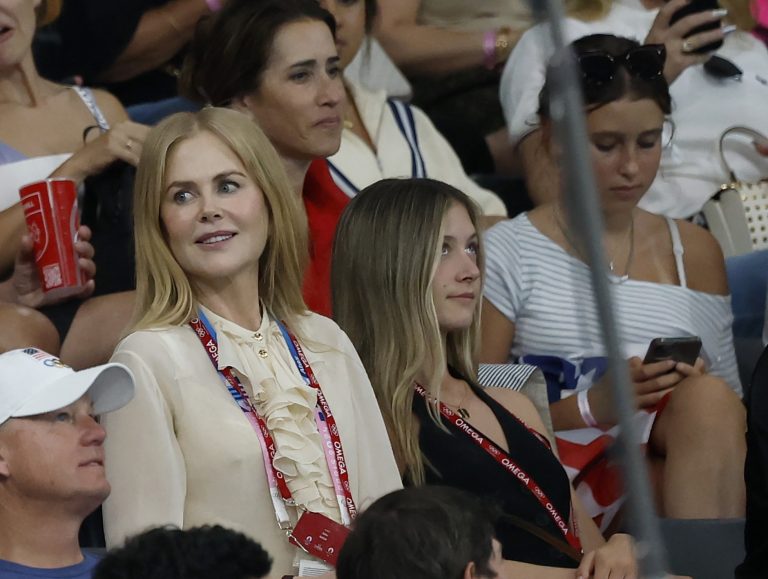 H Nicole Kidman μαζί με την κόρη της Sunday Rose περιμένουν την έναρξη του τελικού του ομαδικού γυναικών των αγώνων Καλλιτεχνικής Γυμναστικής στους Ολυμπιακούς Αγώνες του Παρισιού 2024, στην αρένα Bercy, στις 30 Ιουλίου 2024.