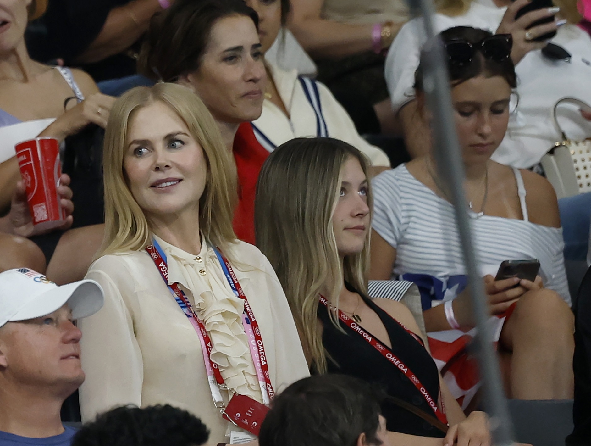 H Nicole Kidman μαζί με την κόρη της Sunday Rose περιμένουν την έναρξη του τελικού του ομαδικού γυναικών των αγώνων Καλλιτεχνικής Γυμναστικής στους Ολυμπιακούς Αγώνες του Παρισιού 2024, στην αρένα Bercy, στις 30 Ιουλίου 2024.