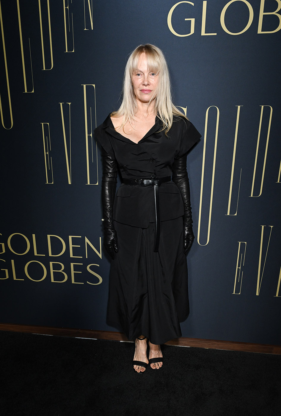 H Pamela Anderson στο πάρτυ που διοργάνωσσε το περιοδικό W φόρεσε μαύρο μεταξωτό τοπ και φούστα από τη συλλογή Dior Spring-Summer 2025 με μαύρα δερμάτινα γάντα και ζώνη μαζί με παπούτσια dior, στο κλαμπ Bird Streets στις 4 Ιανουαρίου 2025.