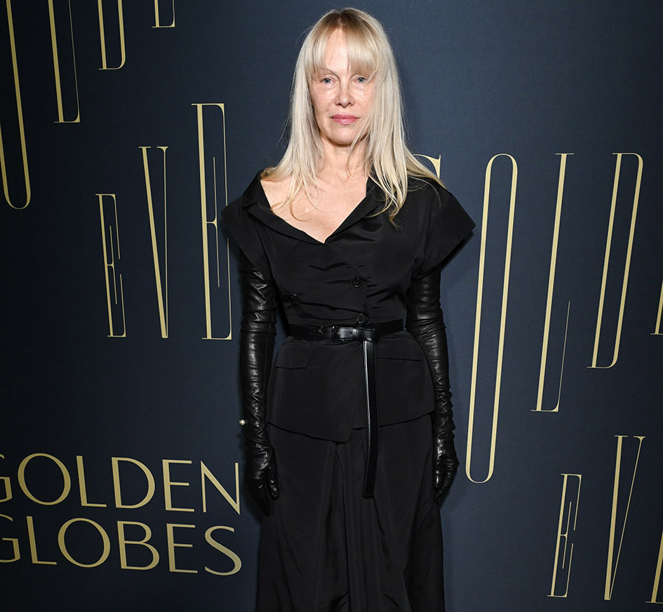 H Pamela Anderson στο πάρτι που διοργάνωσε το περιοδικό W φόρεσε μαύρο μεταξωτό τοπ και φούστα από τη συλλογή Dior Spring-Summer 2025 με μαύρα δερμάτινα γάντα και ζώνη μαζί με παπούτσια dior, στο κλαμπ Bird Streets στις 4 Ιανουαρίου 2025.