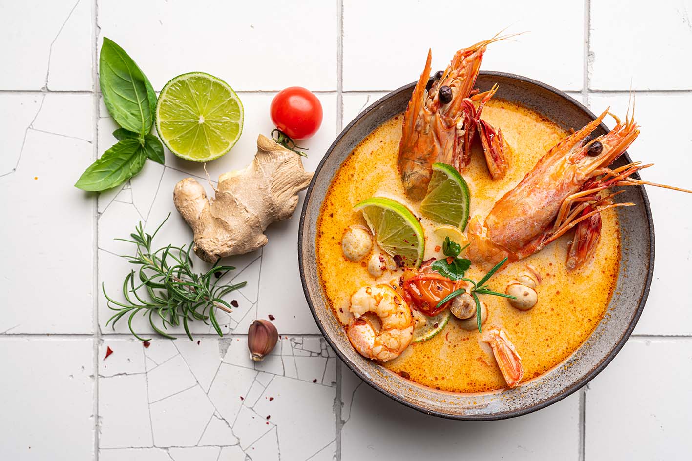 Πικάντικη Ταϊλανδέζικη Σούπα (Tom Yum): Μια καυτερή και αρωματική σούπα με γαρίδες, λεμονόχορτο και τσίλι.