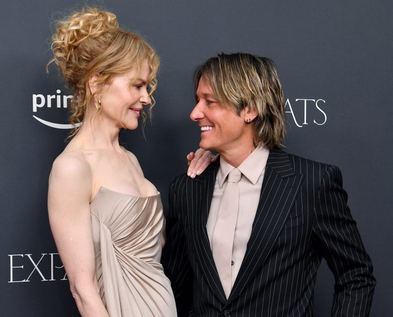 H Nicole Kidman και ο Keith Urban πoζάρουν καθώς φτάνουν στο κόκκινο χαλί για την προβολή της σειράς του Prime Video "Expats" στο Palace Verona Cinema στο Σίδνεϊ, 20 Δεκεμβρίου 2023.