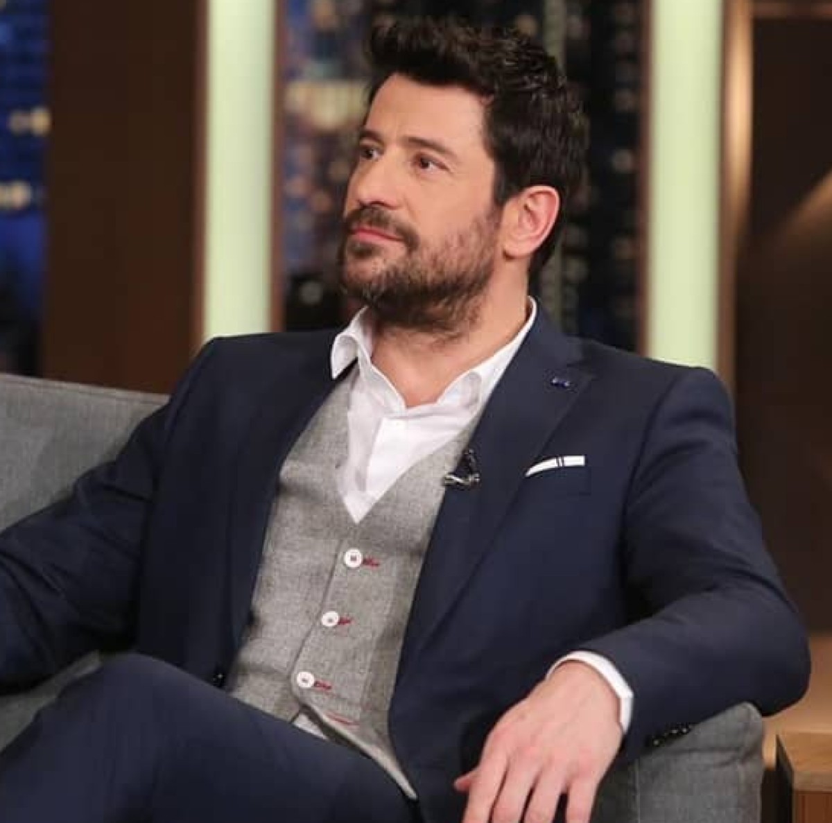 Ο Αλέξης Γεωργούλης με κοστούμι