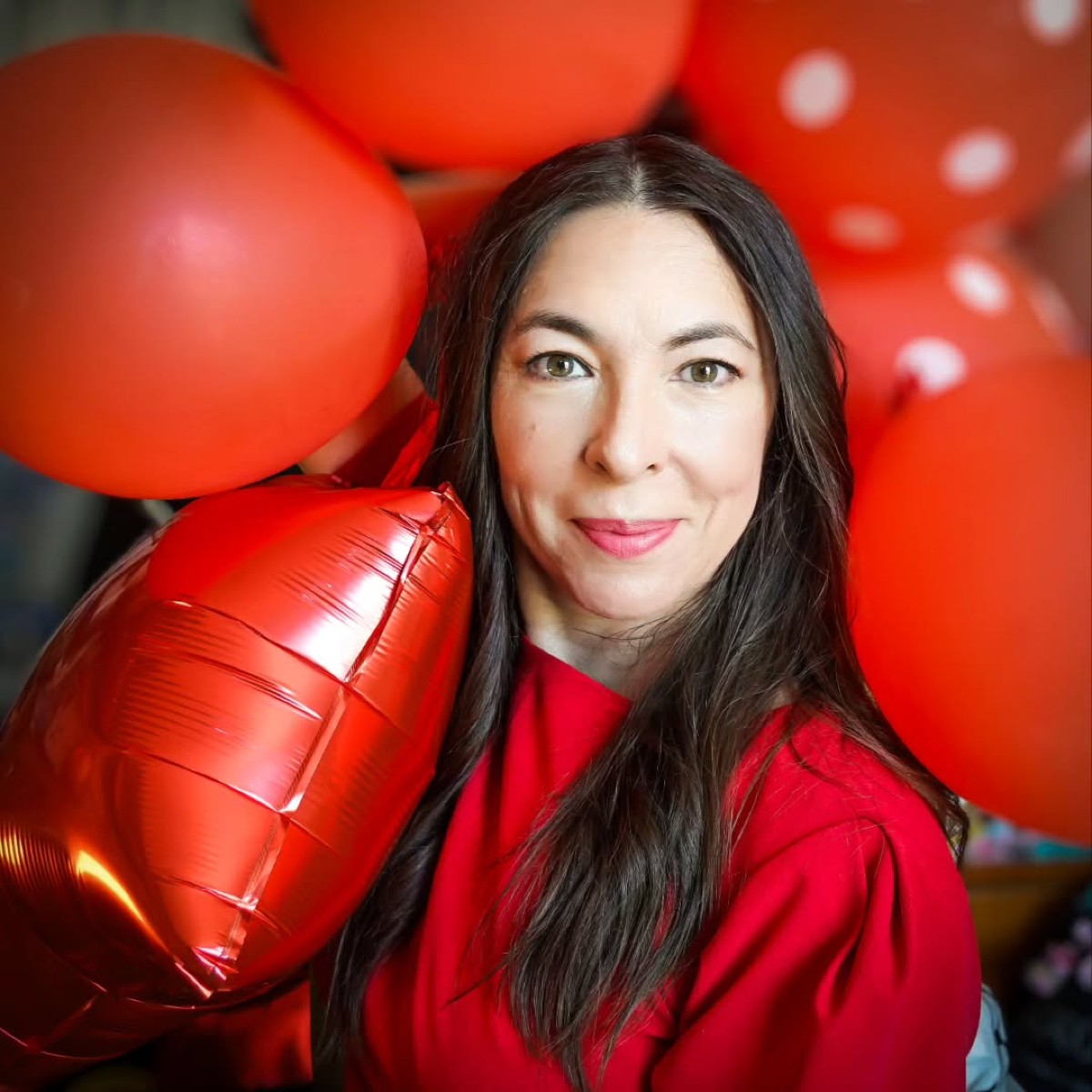 Η Αλίκη Κατσαβού με κόκκινα μπαλόνια
