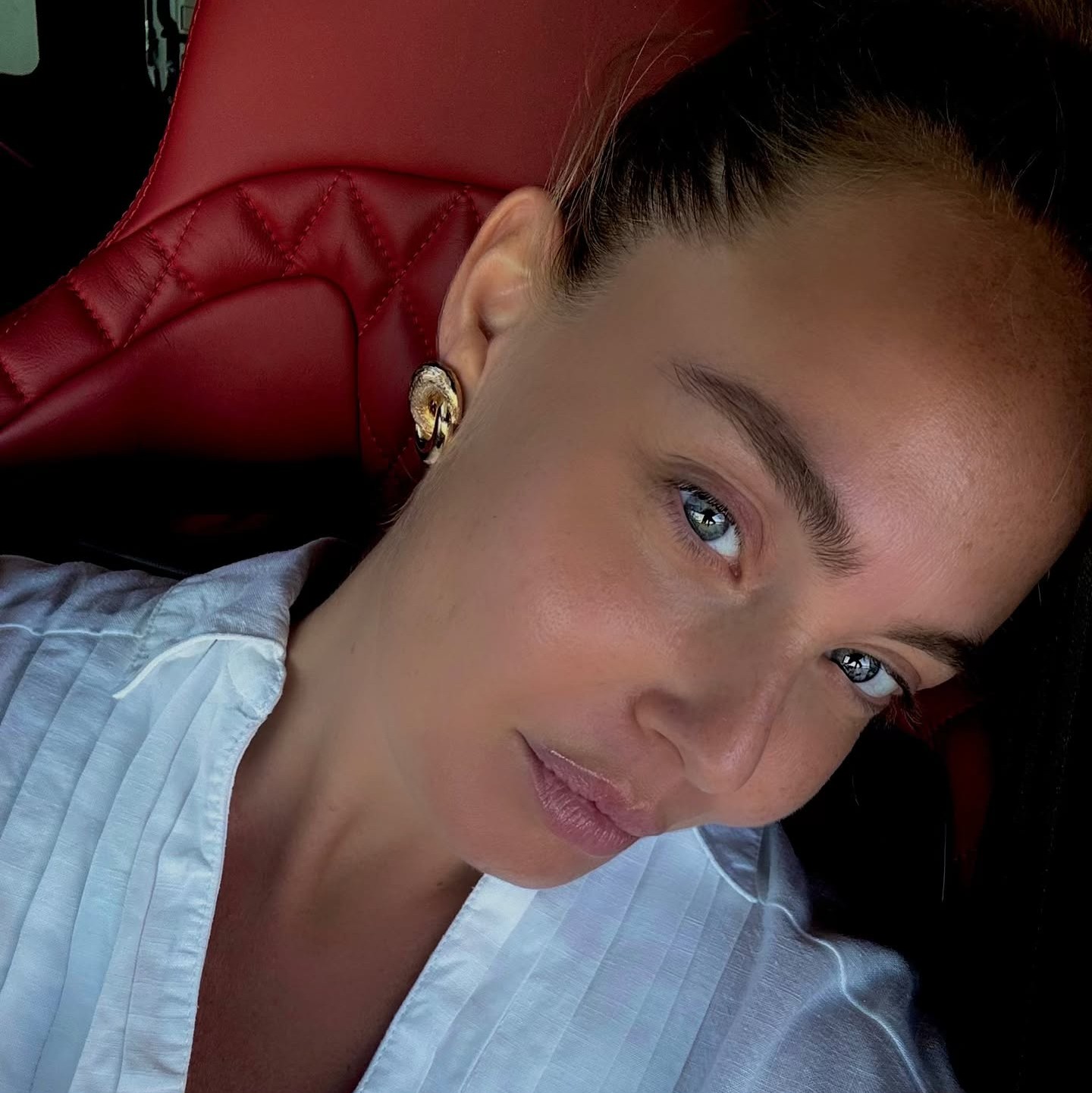 Η Αντωνία Καλλιμούκου με λευκό πουκάμισο