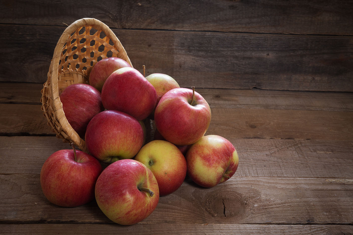 Καλάθι με μήλα