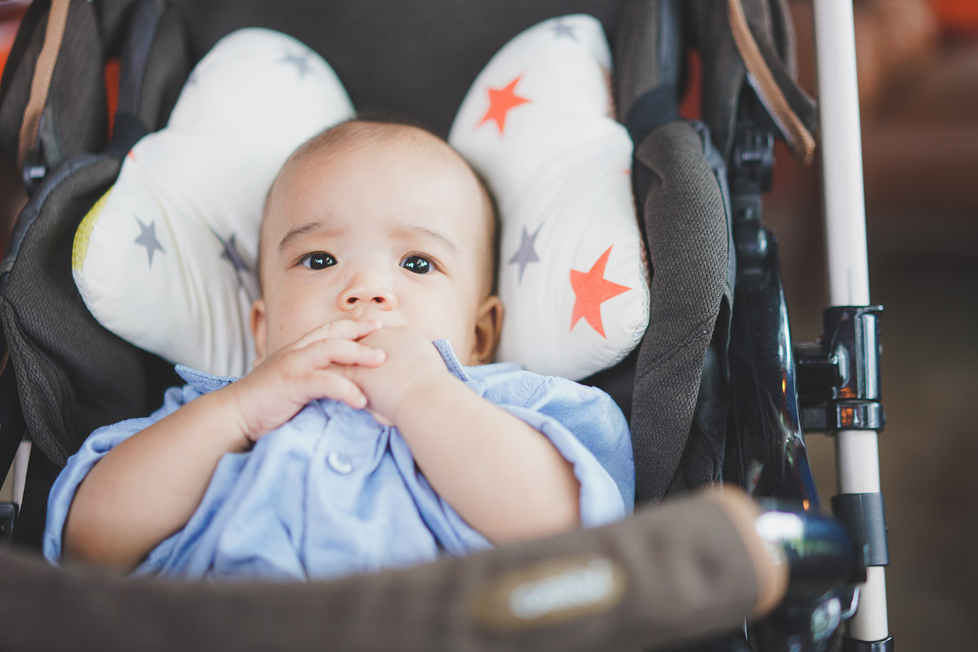 Μωράκι σε παιδικό καροτσάκι κοντινό πλάνο