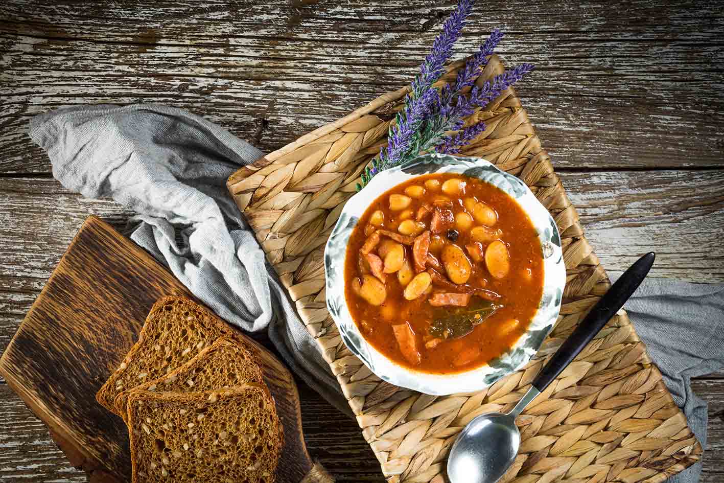 Φασολάδα με μπέικον και λουκάνικα